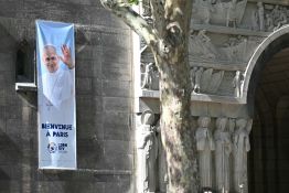 Le pape Léon XIV s'envole pour une première visite en France très attendue