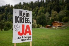 Les Suisses refusent largement de durcir leur neutralité