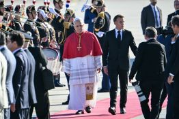 Le pape Léon XIV est arrivé en France pour une visite de quatre jours
