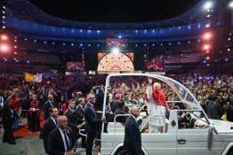 Accueil de rock star au Stade de France pour Léon XIV