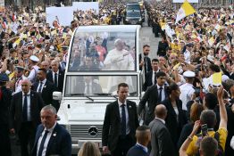Début de la messe célébrée par Léon XIV devant 700.000 personnes à Paris