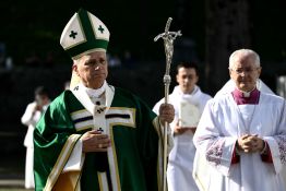 À Lourdes, une foule de fidèles pour Léon XIV, attendu sur les violences sexuelles