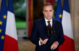 France: Lecornu joue l'apaisement avec les lycéens, veut faire baisser le prix de l'essence