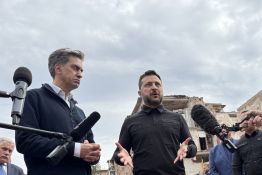 Poutine «terrorise» les civils pour gagner la guerre, dit Miliband en visite en Ukraine