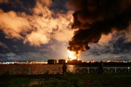 Russie: un mort, deux sites pétroliers incendiés après une attaque «massive» de drones