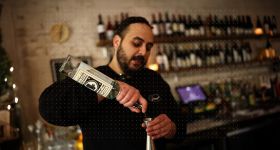 À New York, la renaissance d’un alcool iranien interdit et rebelle