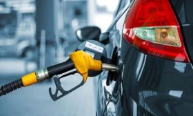 Carburants: les professionnels rassurent, les agriculteurs menacent de bloquer les routes