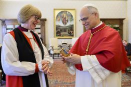 Le pape reçoit la première femme à diriger les anglicans