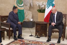 Aoun défend la voie diplomatique, la Ligue arabe soutient les négociations