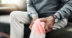 Arthrose du genou: l’embolisation peut-elle faire taire la douleur?