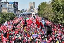 Iran: marée humaine dans la ville sainte de Qom pour les adieux à Khamenei