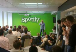 Spotify durcit le contrôle sur l’IA et les contenus frauduleux dans la musique