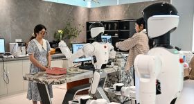 En Chine, les robots ménagers à IA entrent dans les foyers