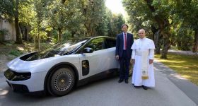 Ferrari présente sa première voiture électrique «Luce» au pape Léon