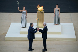 JO-2026: la flamme des Jeux d'hiver remise aux organisateurs de Milan-Cortina