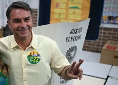 Flavio Bolsonaro crée la surprise en devançant Lula, le Brésil ira au second tour
