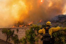 Un incendie menace des milliers d'habitations près de Los Angeles