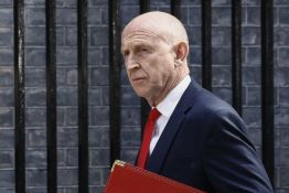 Royaume-Uni: démission choc du ministre de la Défense, sur fond de désaccord budgétaire