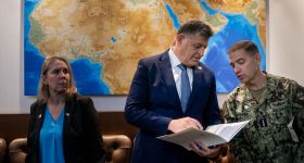 Ormuz: l'armée américaine dit avoir détruit des missiles, des drones et six petits bâteaux iraniens