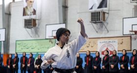 En Iran, les filles se révèlent par le karaté