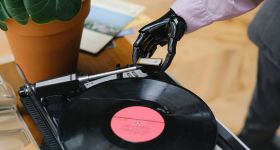 L'industrie de la musique s'attaque aux dérives de l'IA, avec un succès encore limité