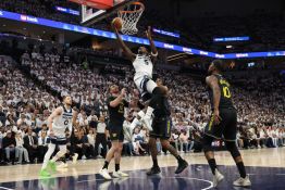 Play-offs NBA: Haliburton punit Cleveland, les Warriors gagnent mais Curry sort blessé