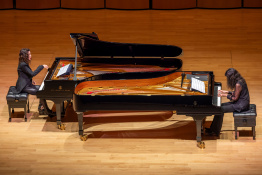 Un duo, deux pianos, mille émotions: les sœurs Labèque envoûtent Abu Dhabi