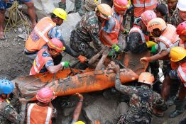 Crue au Népal: deux ouvriers «miraculés» sortis vivants d'un tunnel