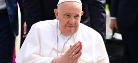 Le pape conclut à Singapour le plus long voyage de son pontificat en rassurant sur sa santé