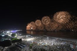 Feux d’artifice et incertitudes : le monde accueille 2026 entre guerres, trêves et espoirs