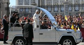 Le pape Léon XIV clôt son étape madrilène avant Barcelone