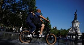 À Paris, les touristes s’adaptent à une chaleur exceptionnelle