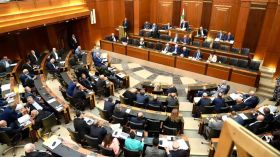 Le Parlement suspend sa séance faute de quorum après une journée de débats tendus