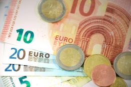 L'euro tombe après la démission du Premier ministre français