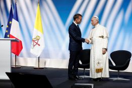 À Metz, le pape prône la paix et fustige la «tromperie» dans les relations internationales