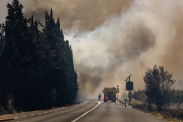 L'incendie des Pyrénées-Orientales n'a pas progressé depuis lundi soir, 12.000 évacués