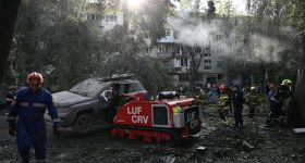 Frappes russes sur Kiev: les secours fouillent les décombres