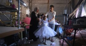 À Gaza, des robes cousues dans les ruines