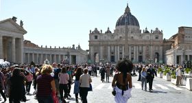 Des milliers de fidèles affluent vers la place Saint-Pierre pour rendre hommage au pape