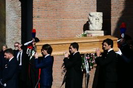 Stars et stylistes aux funérailles du couturier Valentino à Rome