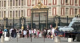 Trump et Macron à Versailles: portes closes, touristes déçus
