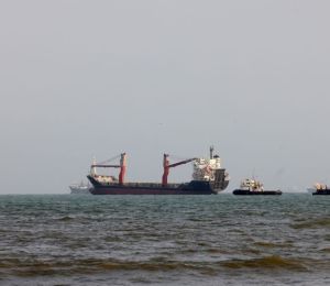 Deux pétroliers percutent des mines dans le détroit d'Ormuz 