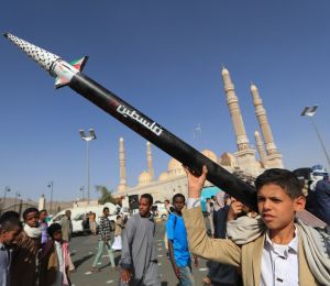 Les Houthis menacent les États-Unis de représailles en cas d'intervention