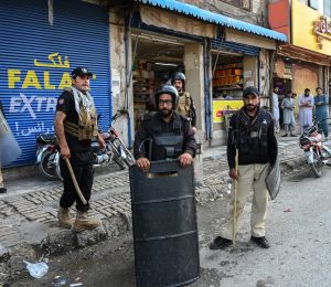 Pakistan: des centaines de partisans d'Imran Khan arrêtés dans une province du nord, selon la police