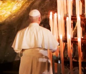 Léon XIV à Lourdes: une nuit illuminée par la foi