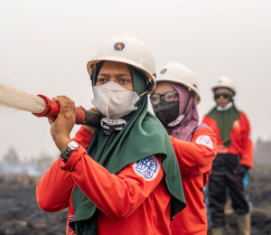 Des femmes pompiers contre les incendies
