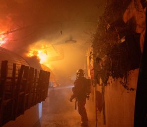 Paris : le marché historique des Enfants rouages ravagé par les flammes