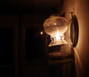 La lampe à huile, éclairer avant l’interrupteur