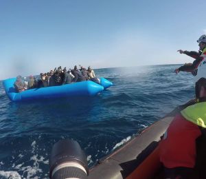Grèce: un mort, 25 disparus dans le naufrage d'une embarcation de migrants