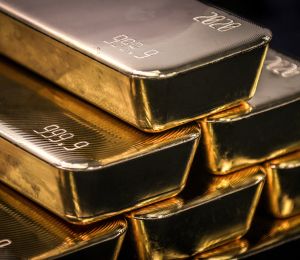 L'or plombé par les taux élevés et la concurrence du dollar